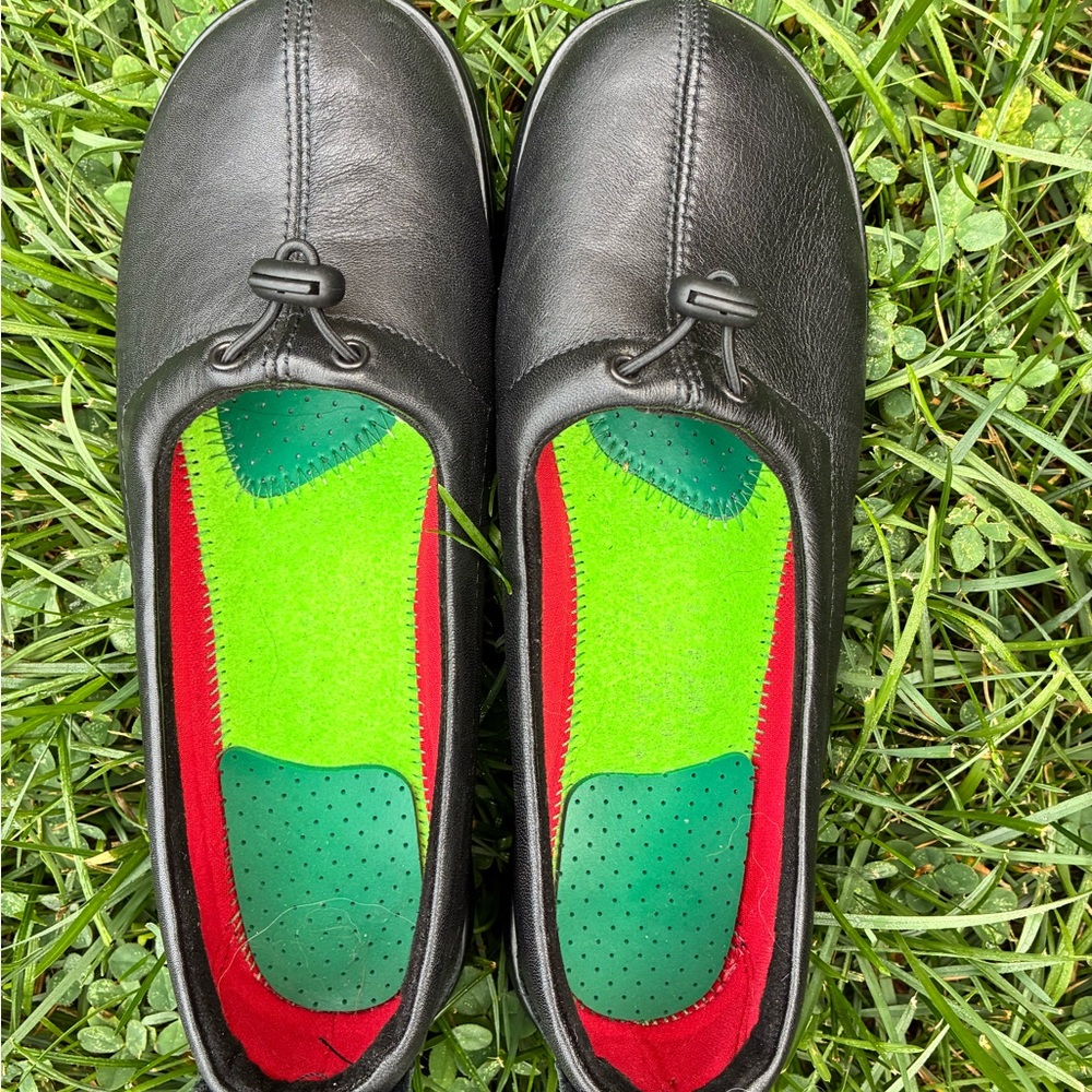 Source Unknown Black Leather Women's Flats